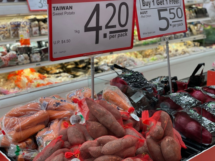 新加坡最大連鎖超市於8日至14日舉辦高雄首選農產品節，品項包括地瓜、紅蘿蔔等。攝於8日。