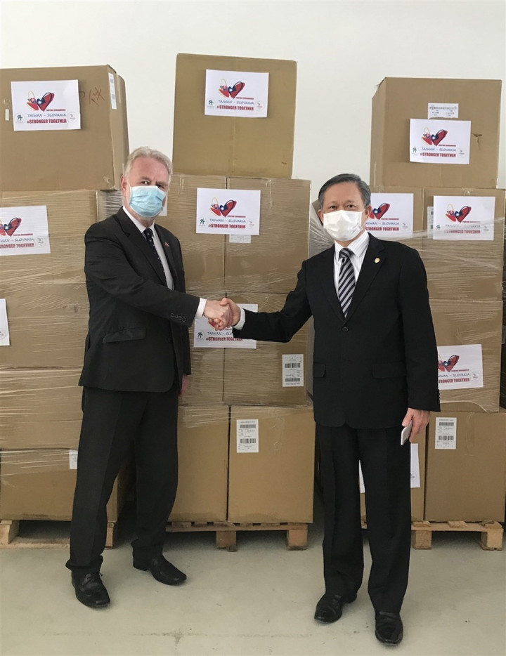 Peter Osuský (left), chairman of the Slovakia-Taiwan Parliamentary Group, shakes hands with Taiwan's representative to Slovakia Larry Tseng at a mask donation ceremony in April 2020. Photo courtesy of Taiwan's representative office in Slovakia