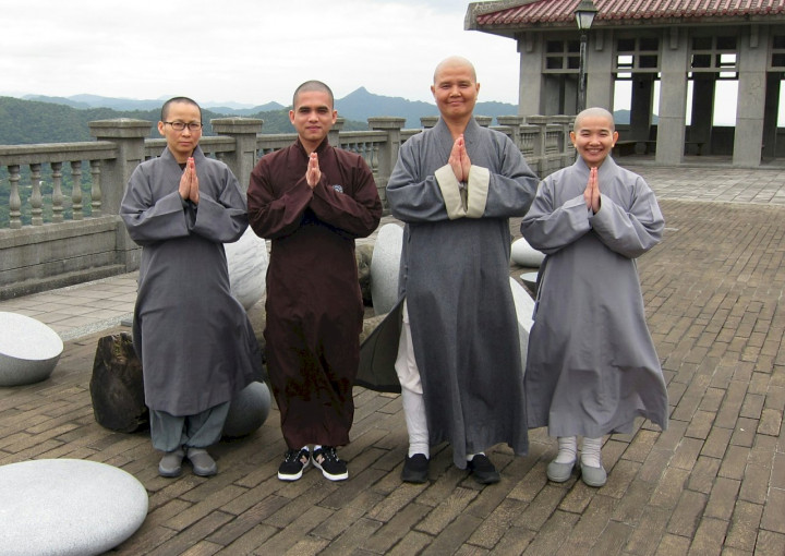 越南法師留學台灣，由左至右為釋信行、釋續瓔、系主任釋智善、釋妙峨。(華梵大學提供)