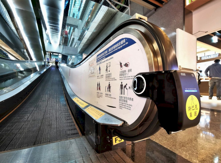 紫外線殺菌機只要扶手運轉時就會啟動進行消毒清潔。(桃機公司提供)