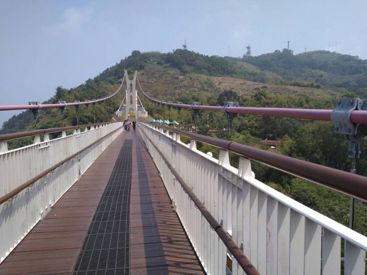 嘉義縣長翁章梁9日表示，嘉義縣景點除阿里山森林遊樂區微解封，故宮南院、太平雲梯（圖）、高跟鞋教堂等，均按照中央防疫指引對外開放，歡迎9人以下微旅行團「來嘉散心」。