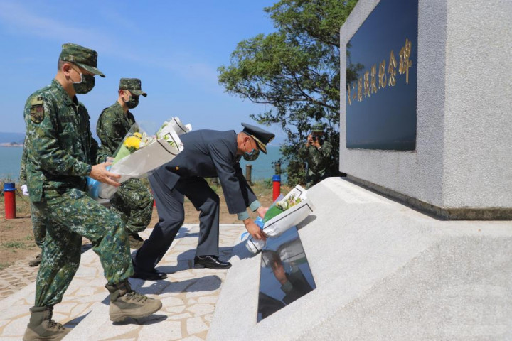 賀指揮官於大二膽戰役紀念碑前獻花。（金防部提供）