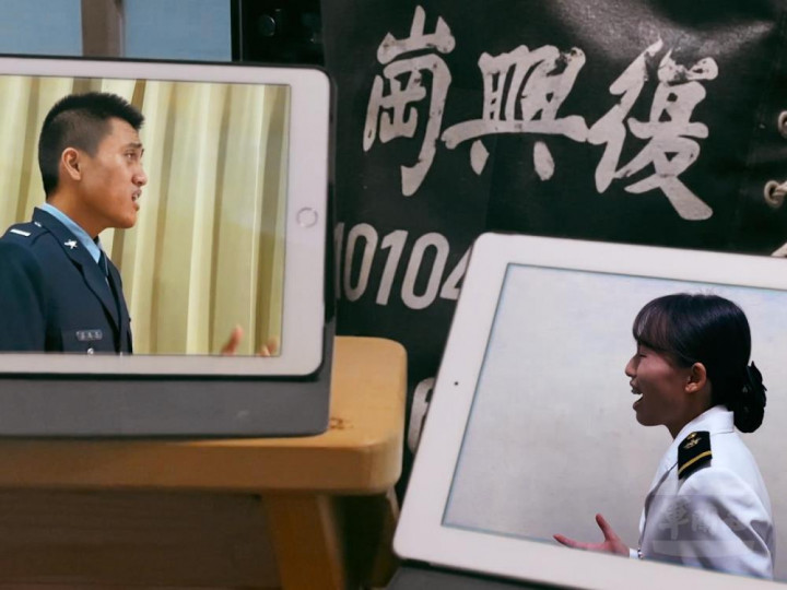 男女主唱為畢業生羅馬恩及李凌，透過「遠距拍攝」模式來呈現。（擷取自影片）