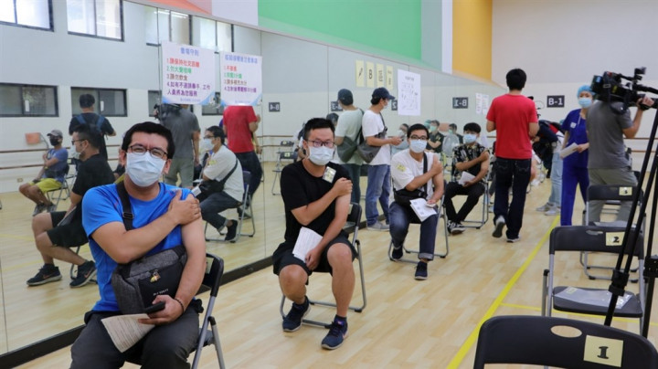 路透社整理近期有關COVID-19、療法和疫苗相關研究指出，打疫苗後沒有出現副作用，不代表沒效