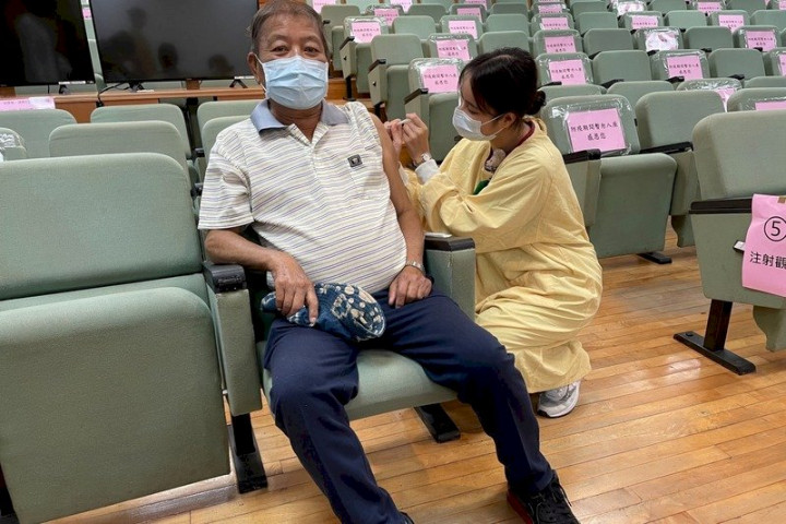 近日傳出多例疫苗不良反應事件，其中洗腎患者名列其中