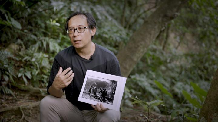金成財在國家攝影文化中心〈循聲．尋根〉紀錄片中講述作品背後所要傳承的原住民族文化及傳統。(國家攝影文化中心提供)