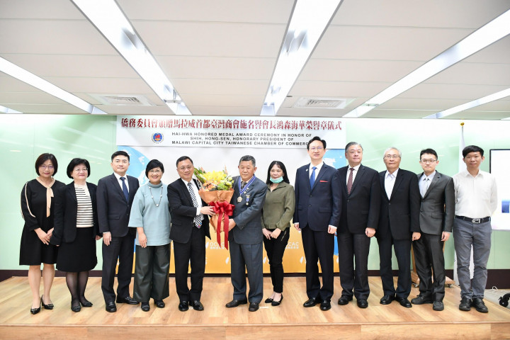 與會貴賓合影留念。(僑委會提供)