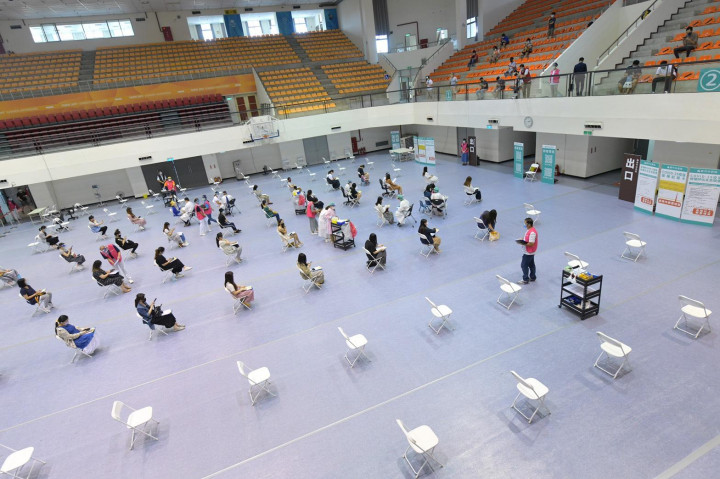 行政院長蘇貞昌視察新竹市立體育館疫苗施打站施打疫苗情形