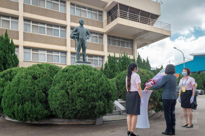 總統蔡英文在新式高教機首飛典禮後，來到伍克振少將的銅像前，向他獻花致敬。（擷取自蔡英文總統臉書）