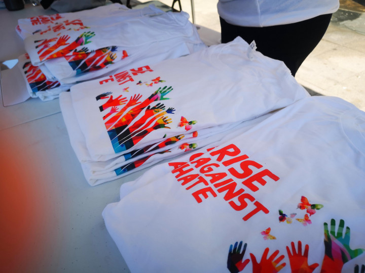有現場印製「RISE AGAINST HATE」標語的紀念衫致贈與會者