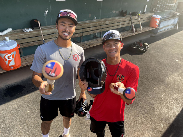 台灣球員林家正（左）、陳聖平近日隨隊到加州的聖伯納迪諾比賽，見到球場內有陳金鋒22年前的退休背號，感到非常敬佩。