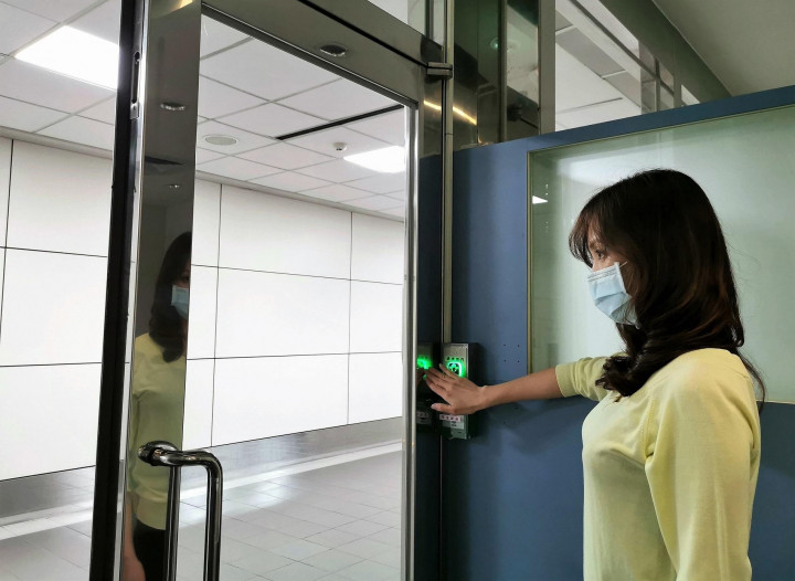 桃園機場公司將行政辦公區域等64處出入口的開門按鈕改裝為感應式門鎖。(桃機公司提供)