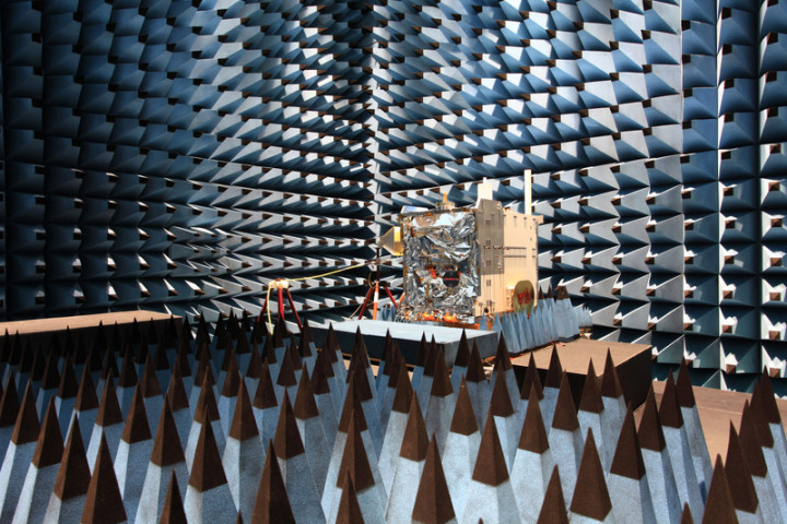 衛星上太空前要先經過各項測試，圖為太空中心電磁相容測試設備，用來執行衛星與衛星元件的電磁放射及電磁耐受測試，確保衛星運作時，儀器設備不會因為彼此干擾影響任務。（國家太空中心提供）