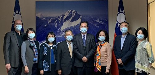 羅復文（右四）與王敦正及夫人洪明月（左四、三），徐為椿（右三），陳士惠(左二)，Prof. Kurt Stallmann, 林昭亮（右二）及夫人何瑞燕（右一）合影。（圖／駐休士頓台北經文處教育組提供）