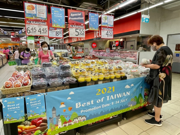 新加坡最大連鎖超市於8日至14日舉辦高雄首選農產品節，品項包括芭樂、芒果、葡萄、水梨等