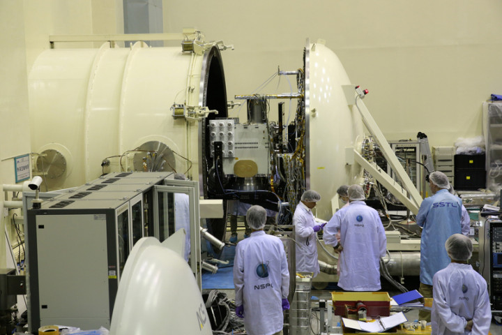 衛星在繞地球過程中，在太陽光照射與照不到時，環境溫差達200度以上。圖為太空中心的熱真空艙測試設備，確保元件在真空環境、劇烈溫差循環下都能正常運作。（國家太空中心提供）