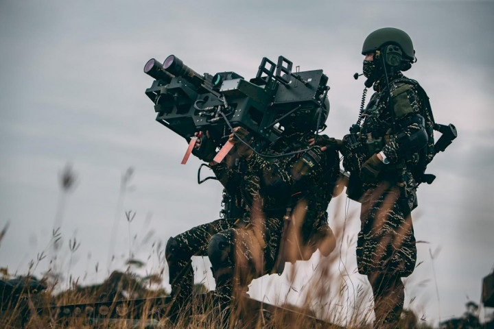 海軍司令部5日在臉書粉絲團披露，陸戰隊防空警衛群日前出動雙聯裝刺針飛彈武器系統、檞樹飛彈車等裝備，執行防空戰備演練