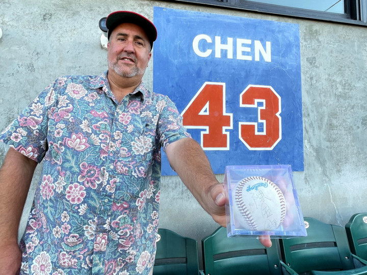 美國職棒小聯盟內陸帝國66人隊（Inland Empire 66ers）的紀錄員比爾．毛瑞-霍姆斯（Bill Maury-Holmes）（圖）難忘1999年陳金鋒締造的驚人成績，在陳金鋒的退休背號前秀出簽名球。