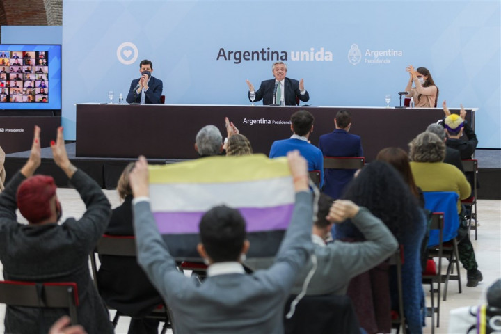 阿根廷從21日起允許國民在身分文件上將性別標註為「X」，亦即非男性也非女性；阿根廷總統費南德茲（後排中）表示：「除了男、女以外，還有其他性別認同必須受到尊重。」（圖取自twitter.com/alferdez）