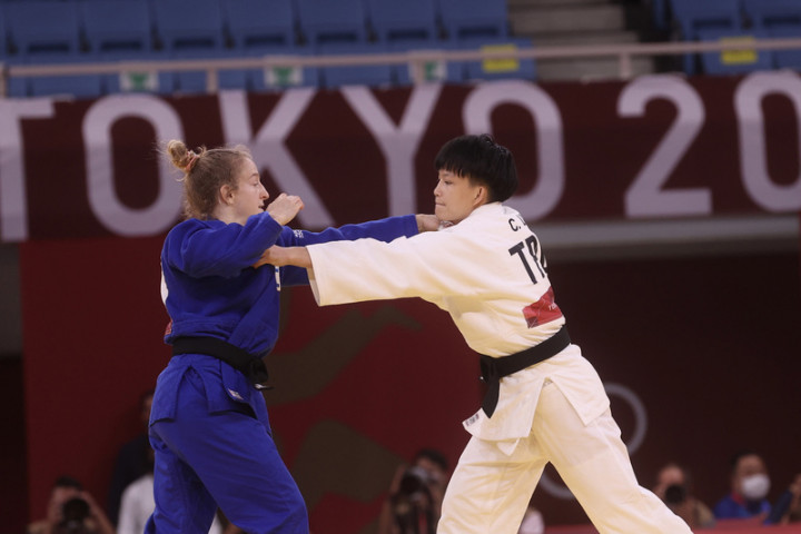 台灣女子柔道選手林真豪（右）24日下午在東京奧運柔道女子48公斤量級敗部復活賽登場，可惜不敵以色列對手瑞尚尼（Shira Rishony）（左），無緣銅牌戰。