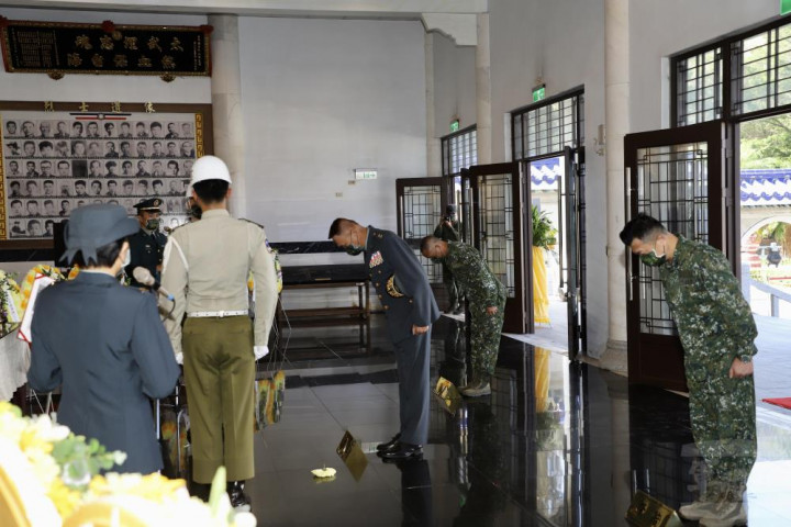 金防部指揮官賀中將率重要幹部於太武公墓忠烈殿向將士行禮致敬。（金防部提供）