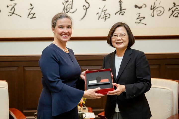  Sandra Oudkirk (left) meets with President Tsai Ing-wen (right) during her visit to Taiwan in 2019. (Picture from Presidential Office)