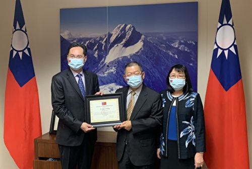 羅復文頒發感謝狀給予王敦正（中）及夫人洪明月（右）。（圖／駐休士頓台北經文處教育組提供）