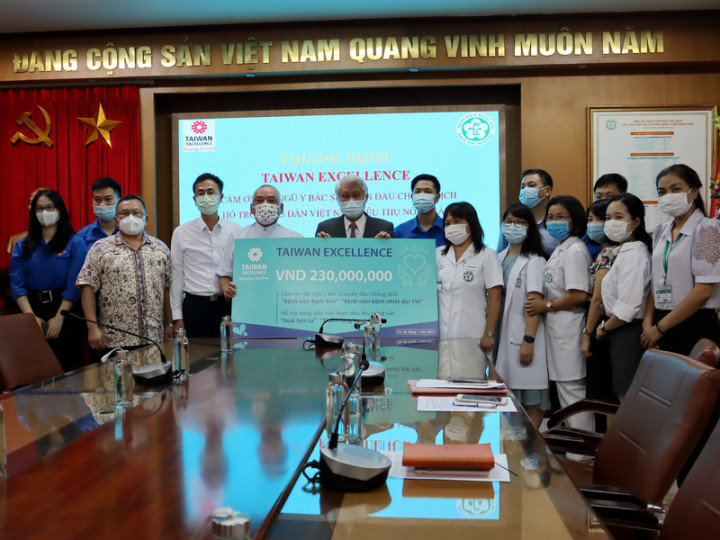 駐越南代表石瑞琦（中間打領帶者）14日偕同台商前往河內市白梅醫院致贈由「台灣精品」採購的越南時令水果，在疫情期間為醫護打氣的同時，也期盼能照顧到當地農民的生計。