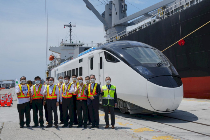 交通部長王國材(中)30日親臨花蓮港，迎接台鐵採購的首列城際列車EMU3000。(台鐵局提供)