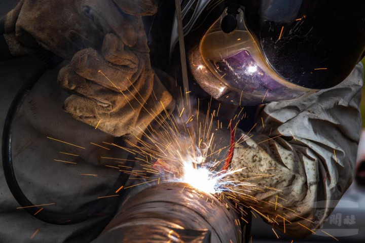 為遂行油管搶修任務，二支部工修組官兵需具備乙炔熔切、手工電焊等證照專長。