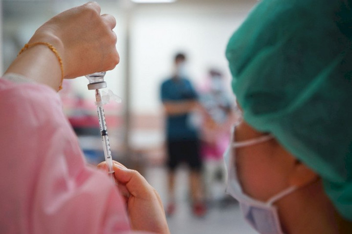 高中職以下教職員工與校內工作人員列入第7類疫苗接種對象，教育部規劃開學前2週完成施打，近日展開造冊工作，3日開放填報平台。