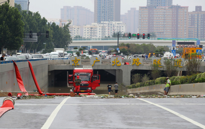 河南鄭州20日大暴雨後，市區京廣隧道幾乎被淹沒，排水作業持續至23日。外界預估，因隧道淹水造成的傷亡數字會進一步提高。