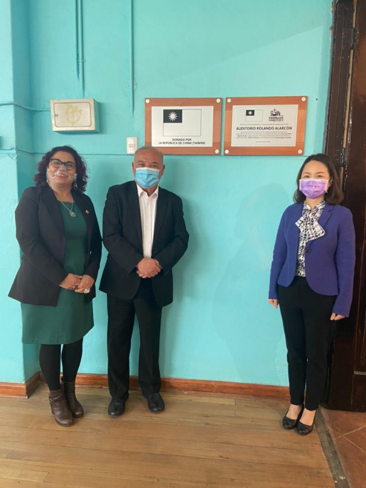 駐智利代表處劉代表出席智利首都小山市(Cerrillos)市政府Pedro Aguirre Cerda學校環境及視聽環保計畫落成儀式