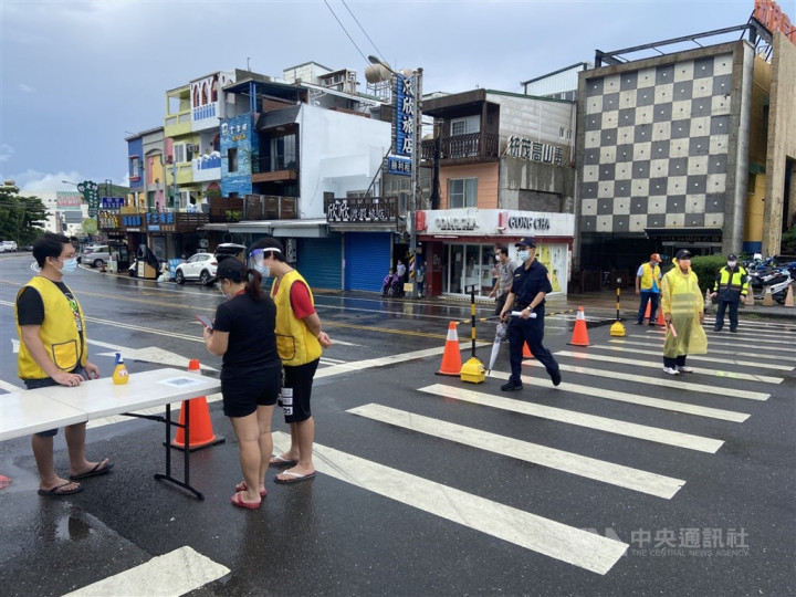 Vendors prepare for the three-day trial opening on Thursday. CNA photo July 16, 2021