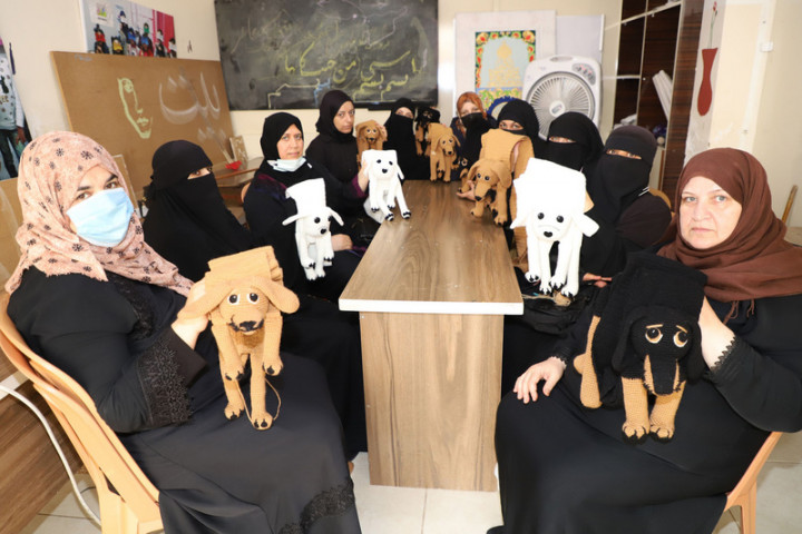 台灣－雷伊漢勒世界公民中心2020年10月投入營運，初 期訓練敘利亞婦女用棉線進行編織。一群參與計畫的婦 女17日聚集編織「汪汪圍巾」。