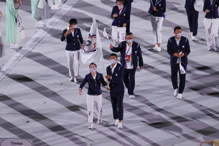 東京奧運23日晚間在新宿國立競技場舉行開幕式，本屆中華代表隊由男子網球好手盧彥勳（前右）、女子舉重好手郭婞淳（前左）擔任掌旗官，於第104順位進場。