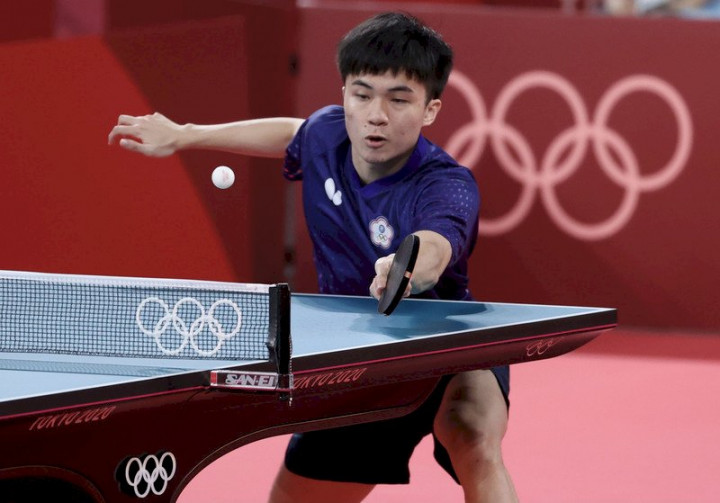 東京奧運桌球混雙項目銅牌戰26日晚間登場，台灣桌球「黃金混雙」與法國對手組合交鋒，最終以直落4獲勝奪下銅牌。場上林昀儒奮戰搶分。 (圖：中央社)