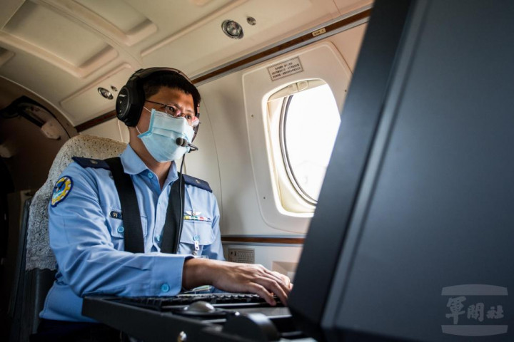 後艙電子官時刻關注螢幕，確認訊號。