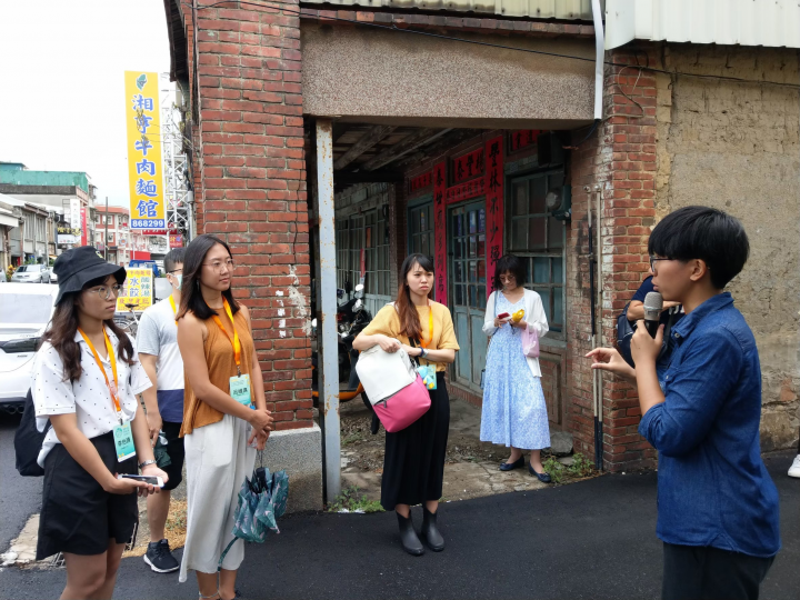 「掀冊工作室」透過帶領青年走讀，分享苑裡地方知識與產業(拍攝時間109.08.03)