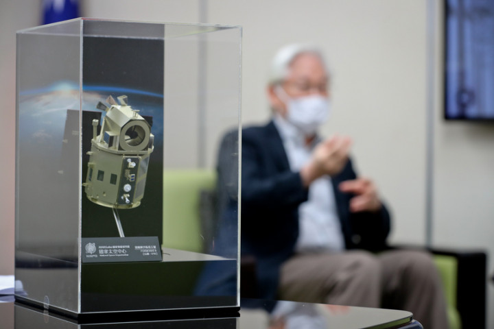 台灣首枚自主發展的高解析度光學遙測衛星「福爾摩沙衛星五號」，早在2017年8月發射成功。圖為福衛五號模型。