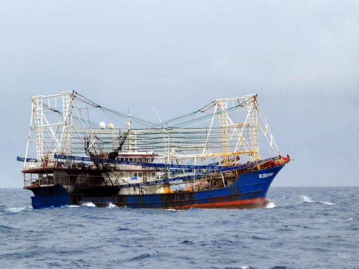 中國2艘大型漁船31日上午接近蘭嶼，由於已明顯闖入台灣海域且近日中科院密集在東南海域火砲射擊，海巡艦艇前往驅離。（漁民提供）