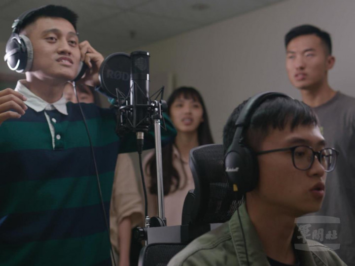 軍聞社新聞官呂尚俞協助混音編曲製作，MV長達近一年的拍攝期程。（擷取自影片，畫面為防疫三級警戒前拍攝）