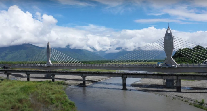 花蓮鳳林鎮箭瑛大橋是紀念44年前因公殉職的老師張箭、鄧玉瑛，經縣府爭取興建的二代橋梁已完工，29日將啟用通車。
