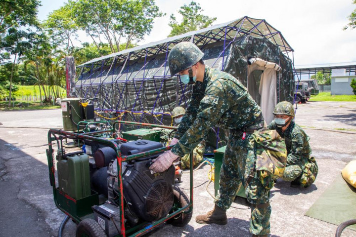 沐浴站由3人開設，配合部隊採巡迴式設置，滿足官兵需求。