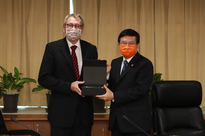 交通部長王國財(右)致贈德國在臺協會代表王子陶處長(左)禮品。(交通部提供)