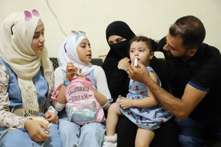 敘利亞婦女沙伊邦（以尼卡布蒙面者）20日在住家受訪 說，她參加台灣－雷伊漢勒世界公民中心計畫後協助貼 補家計，今年宰牲節才有能力為3個女兒買新衣服。