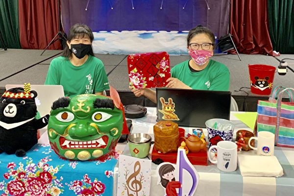 橙僑中心為推動海外臺語教學生活化連續三週舉辦海外臺語種子教師線上研習班。4月3日許惠紅（右）和李佩芬兩位老師以「臺語歌」推動趣味生活化臺語教學。（橙僑中心提供）