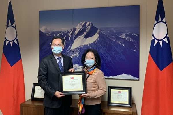羅復文頒發感謝狀給予徐為椿（右）並合影。（圖／駐休士頓台北經文處教育組提供）