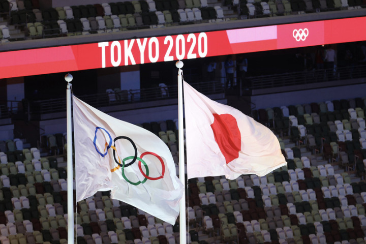 2020東京奧運23日開幕，總統蔡英文在開幕式後發文表示，謝謝主辦國日本，將一切化為可能。圖為奧運五環旗與主辦國日本國旗在東奧主場館內飄揚。(中央社提供)