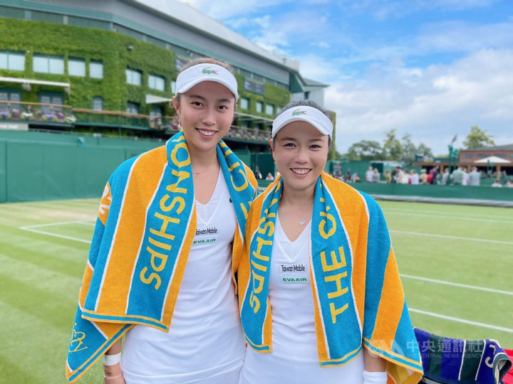 Latisha Chan (right) and Chan Hao-ching.Photo courtesy of Joyce Lau